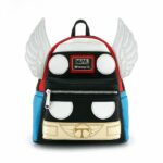 Mochila de niña con el Thor de Marvel en azul, rojo y negro con alas blancas a cada lado, 27 cm de alto, 24 cm de ancho y 13 cm de fondo