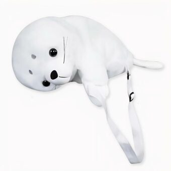Pequeña mochila infantil con forma de bebé foca blanca.