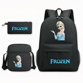 Mochila negra con la Reina de las Nieves, acompañada de un estuche negro para lápices y una pequeña cartera negra.