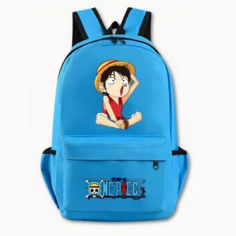 Foto de una mochila azul claro de One Piece. La mochila presenta un diseño en la parte delantera de la versión manga del personaje Luffy, que aparece sentado con una camiseta roja, sujetando su sombrero con la mano izquierda y abriendo mucho la boca. En el bolsillo delantero aparece el logotipo de One Piece con un motivo de calavera y huesos cruzados y una inscripción en azul. La bolsa también tiene bolsillos laterales. El fondo de la imagen es gris claro.
