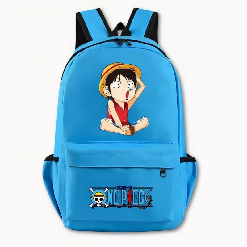 Foto de una mochila azul claro de One Piece. La mochila presenta un diseño en la parte delantera de la versión manga del personaje Luffy, que aparece sentado con una camiseta roja, sujetando su sombrero con la mano izquierda y abriendo mucho la boca. En el bolsillo delantero aparece el logotipo de One Piece con un motivo de calavera y huesos cruzados y una inscripción en azul. La bolsa también tiene bolsillos laterales. El fondo de la imagen es gris claro.