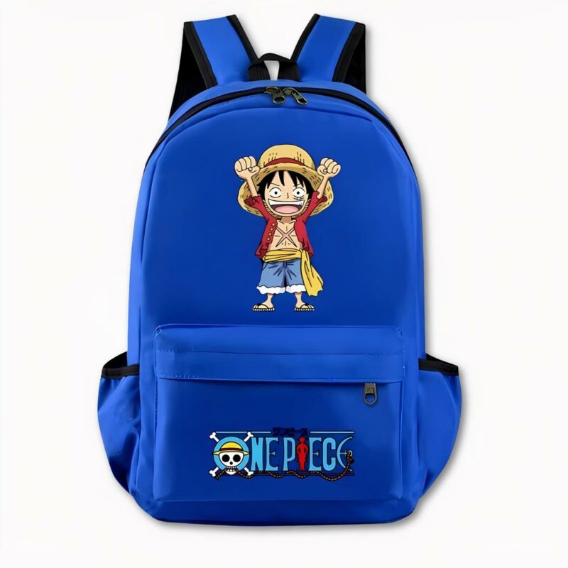 Foto de una mochila azul oscuro de One Piece. La mochila presenta un diseño en la parte delantera de la versión manga de Luffy, que está de pie con una camiseta roja y pantalones cortos vaqueros. Tiene ambas manos levantadas y su rostro parece feliz. En el bolsillo delantero aparece el logotipo de One Piece con un motivo de calavera y huesos cruzados y una inscripción en azul. La bolsa también tiene bolsillos laterales. El fondo de la imagen es gris claro.