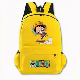 Foto de una mochila amarilla de One Piece. La mochila presenta un diseño en la parte delantera de la versión manga de Luffy con un sombrero en la cabeza. Está de pie con una camiseta roja y pantalones cortos vaqueros. Está surfeando sobre una tabla de cartón por encima de las nubes y sostiene una regla en la mano derecha. En el bolsillo delantero aparece el logotipo de One Piece con un motivo de calavera y huesos cruzados y una inscripción en azul. La bolsa también tiene bolsillos laterales. El fondo de la imagen es gris claro.