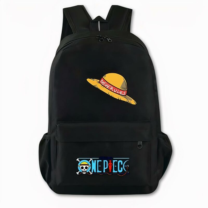 Foto de una mochila negra, con un sombrero de paja rodeado por una cinta roja en la parte delantera. En el bolsillo delantero aparece el logotipo de One Piece en azul con una calavera y huesos cruzados a la izquierda. La mochila también tiene dos bolsillos laterales. El fondo de la imagen es gris claro.