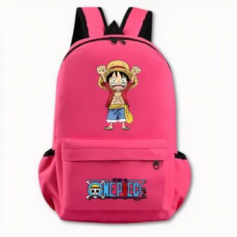 Foto de una mochila rosa de One Piece. La mochila muestra la versión manga de Luffy en la parte delantera. Lleva un sombrero de paja con una cinta roja alrededor. Está de pie con una camiseta roja y pantalones cortos vaqueros. Tiene ambas manos levantadas y su cara parece feliz. En el bolsillo delantero aparece el logotipo de One Piece con un motivo de calavera y huesos cruzados y escrito en azul. La bolsa también tiene bolsillos laterales. El fondo de la imagen es gris claro.
