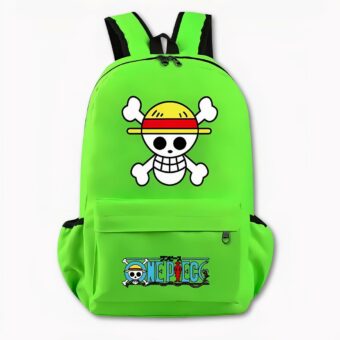 Foto de una mochila verde. En la parte delantera de la mochila hay un motivo de calavera y tibias cruzadas blancas con un sombrero de paja y una diadema roja alrededor. En el bolsillo delantero, está escrito el logotipo de One Piece con una calavera desnuda y unas tibias cruzadas a la izquierda, la escritura es azul. También hay dos bolsillos laterales. El fondo de la imagen es gris claro.