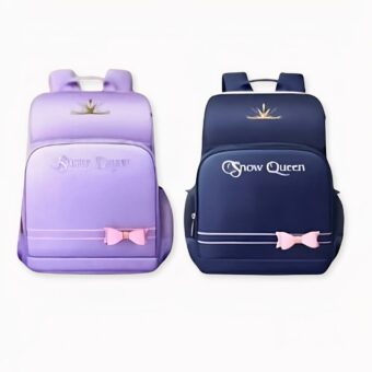 2 mochilas azul oscuro y malva con la reina de las nieves escrita y un lacito rosa en la parte delantera