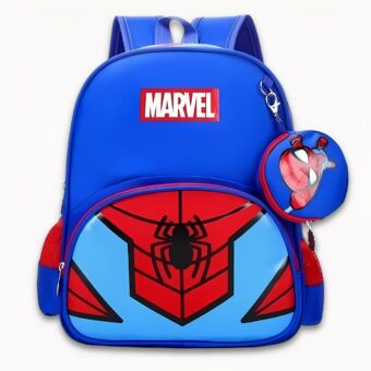 Foto de una mochila de Spiderman de color azul oscuro, azul claro y rojo. En la cremallera hay un pequeño monedero redondo con el personaje de Spidey. En la parte delantera de la mochila aparece el logotipo de Marvel en blanco y rojo. El bolsillo delantero tiene un motivo de la araña en negro. La imagen de fondo es de color gris claro.