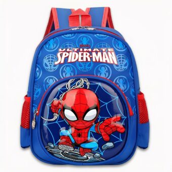 Foto de una mochila azul y roja. En la parte delantera de la mochila aparece el logotipo de Spiderman con Ultimate y Marvel escritos en blanco y rojo. En la portada, el personaje Spidey se agarra a unas telarañas. La imagen de fondo es de color gris claro.