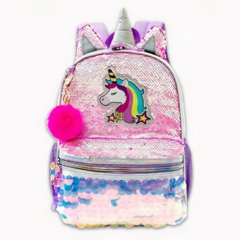 Foto de una mochila de unicornio con llavero de pompón rosa. La parte delantera de la bolsa presenta un unicornio blanco con una melena arco iris. La bolsa es rosa aurora con pequeñas lentejuelas en la parte superior y grandes lentejuelas en la parte inferior. Hay un bolsillo en la parte delantera y un cuerno y dos orejas en la parte superior. El fondo de la imagen es gris claro.