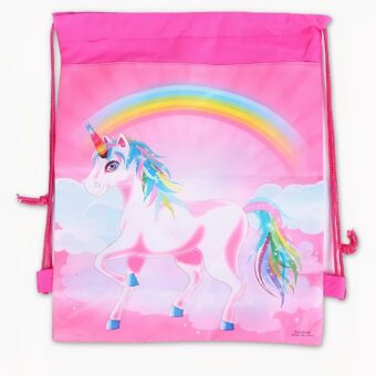 Foto de una mochila de lona rosa. El diseño presenta un unicornio blanco con crin y cola de arco iris. Está galopando con nubes blancas y un arco iris encima. El fondo es gris claro.