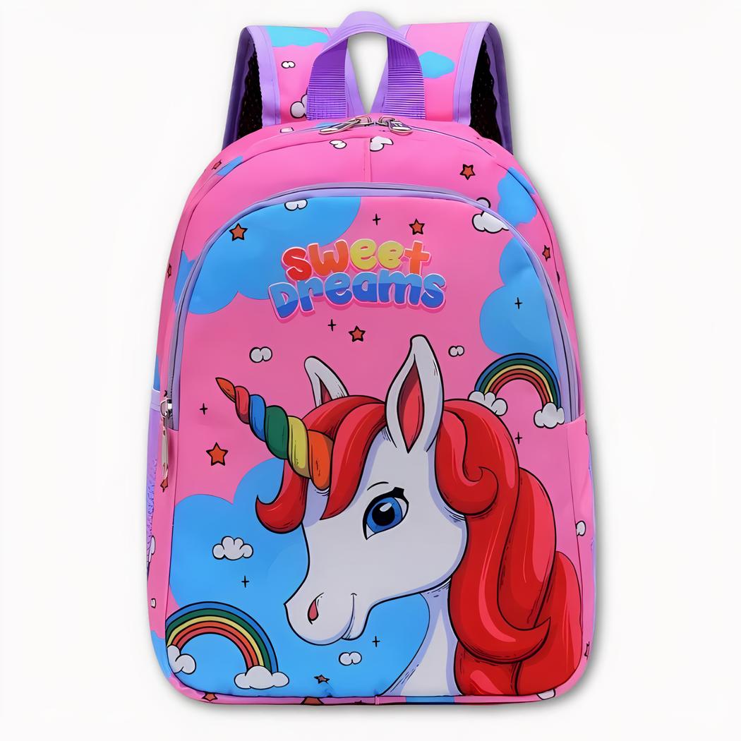 Foto de una mochila de unicornio. Es rosa, con nubes azules, arco iris, estrellas y pequeñas nubes. El unicornio es blanco con un cuerno del color del arco iris y una melena roja. Sobre ella está escrito Dulces sueños en multicolor.