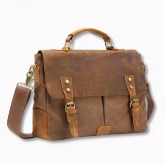 Cartera de hombre marrón estilo bosque con bandolera, sobre fondo gris claro