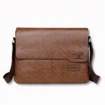 Bolso bandolera marrón con solapa de polipiel, sobre fondo gris claro
