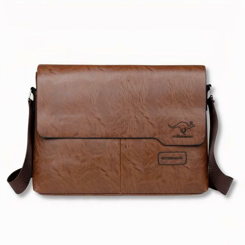 IMG_cartable_bandou_simili_main.jpeg Bolso bandolera marrón con solapa de polipiel, sobre fondo gris claro