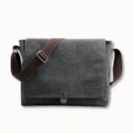 Bandolera de lona gris oscuro para hombre, sobre fondo gris claro