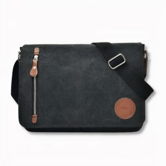 Cartera retro masculina de lona negra con cremallera en el lado izquierdo, sobre fondo gris claro