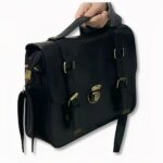 Mochila escolar negra de estilo preppy japonés, sobre fondo gris claro