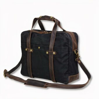 Cartera de hombre de lona encerada negra con bandolera, sobre fondo gris claro