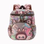 Mochila Labubu con apertura práctica por la parte superior. Es de color beige con el personaje Labubu en todo el bolso.