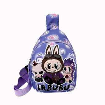 Mochila Labubu formato pequeño con bandolera de color violeta con los personajes de Labubu al frente. Una sola bandolera. Sobre fondo azul claro.