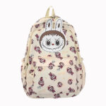 Mochila Labubu para primaria de color beige con el personaje en pequeño por toda la mochila y el rostro grande en la parte superior con estilo “scratch”.