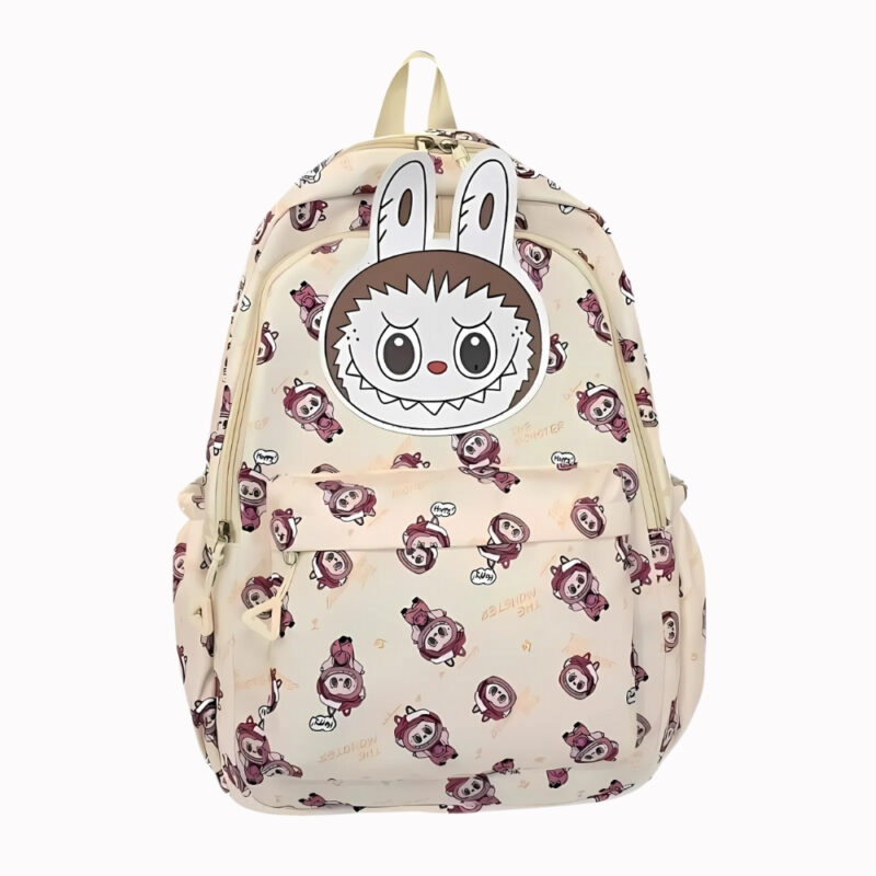 Mochila Labubu para primaria de color beige con el personaje en pequeño por toda la mochila y el rostro grande en la parte superior con estilo “scratch”.