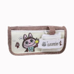 Estuche Labubu marrón y beige con un Labubu a la izquierda y un pequeño bolsillo de malla blanca a la derecha. Sobre fondo blanco crema.