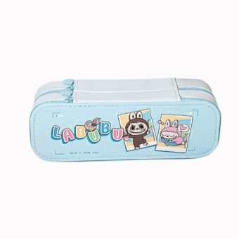 Estuche escolar Labubu de dos compartimentos con cremalleras, color azul claro. Sobre fondo blanco crema.