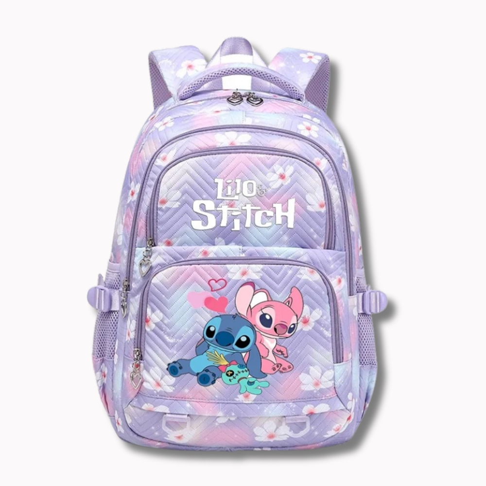 Cartable d'école Stitch pour fille de couleur violet pastel avec des fleurs. Plusieurs compartiments avec fermetures zippées. La poche de devant présente stitch et angel avec un cœur. Une poignée de transport de la même couleur. Sur fond blanc.