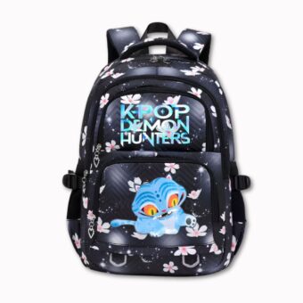 Sac à dos K-pop Demon Hunters imperméable de couleur noire avec des fleurs roses sur l'ensemble du sac. Sur la poche avant un motif du personnage du tigre farfelu, au-dessus l'inscription "K-pop Demon Hunters". Sur fond gris très clair.