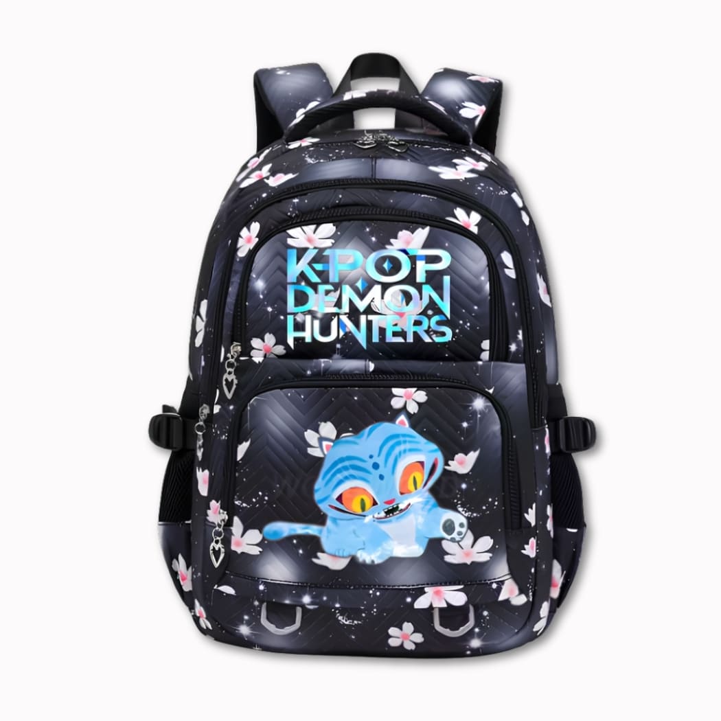 Sac à dos K-pop Demon Hunters imperméable de couleur noire avec des fleurs roses sur l'ensemble du sac. Sur la poche avant un motif du personnage du tigre farfelu, au-dessus l'inscription "K-pop Demon Hunters". Sur fond gris très clair.