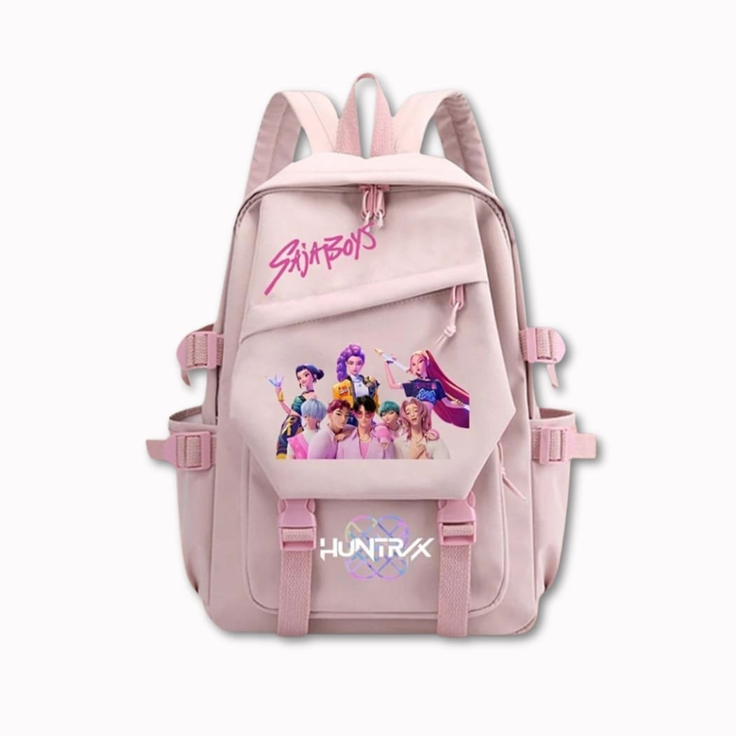 Sac à dos K-pop Demon Hunters pour le primaire de couleur rose au motif des héroïnes de l'animé populaire. Plusieurs compartiments. Sur fond gris très clair.