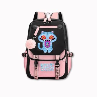 Sac à dos K-pop Demon Hunters spacieux et ergonomique de couleurs noire et rose avec un pompon rond rose accroché sur une des fermeture zip. Deux sangles avec clips sur le devant. Un motif du tigre farfelu sur le devant du sac. Sur fond gris très clair.