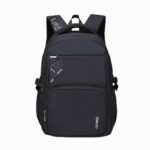 Mochila negra para niños, vista de frente, con diseño sobrio y bolsillos con cremallera sobre fondo blanco.