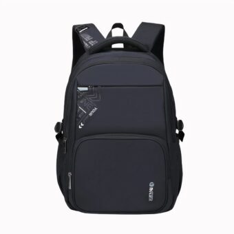 Mochila negra para niños, vista de frente, con diseño sobrio y bolsillos con cremallera sobre fondo blanco.
