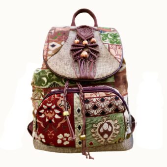 Sac à dos vintage motif ethnique sur fond blanc cassé