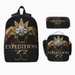 Un ensemble 3 pièces sac à dos illustration Esquie Clair Obscur : Expedition 33 contenant un sac à dos, une lunchbox et une trousse