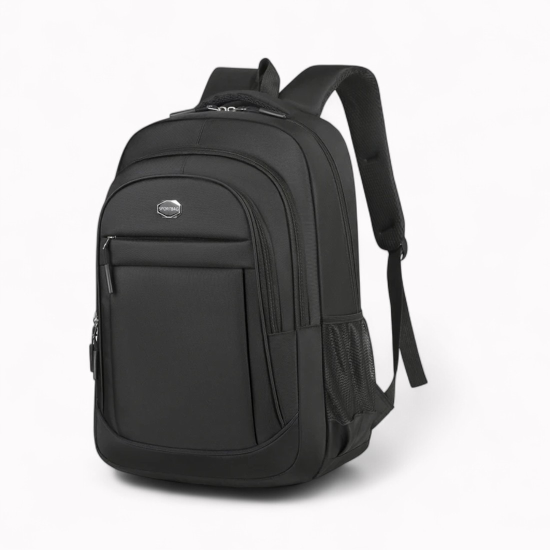 Sac à dos noir pour enfant, poches multiples et bretelles rembourrées, vu de 3/4, sur fond neutre.