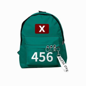 Sac à dos vert vif avec numéro 456 blanc imprimé et écusson rouge "X", décoré d’anneaux métal et d’une sangle blanche "TAO YILETAO", sur fond blanc