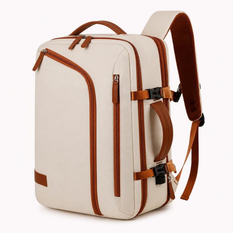 IMG_06_26_mochila_viaje_mujer_impermeable_con_detalles_camel_1.jpg Un sac à dos voyage femme imperméable avec accents camel, beige et camel, avec poignée, poches zippées et bretelles réglables, posé sur fond blanc.