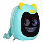 Un sac à dos LED enfant écran personnalisable et étanche bleu clair avec un visage lumineux, des oreilles jaunes et des bretelles, posé sur fond blanc.