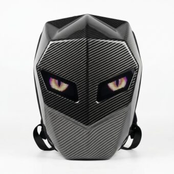 Un sac à dos LED programmable moto aspect fibre de carbone noir, avec une forme de casque et des yeux lumineux, posé sur fond blanc.