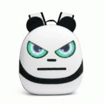 Un sac à dos LED pour enfant en forme de panda blanc et noir, avec de grandes oreilles rondes, des yeux lumineux verts et bleus, posé sur fond blanc.