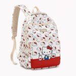 Un sac à dos Hello Kitty polyvalent pour toutes sorties blanc avec motifs Hello Kitty, grande poche frontale rouge et bretelles rembourrées, posé sur fond blanc.