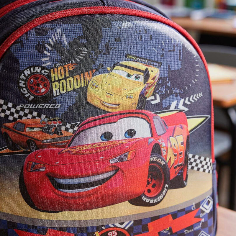 Offrez à votre enfant ce sac à dos Cars aux couleurs de Flash McQueen, taillé pour l'école maternelle. Léger et confortable, il accompagne les journées de classe avec l'énergie du champion préféré des petits garçons. Zip robuste, coloris vifs, format pratique pour le cartable du quotidien.