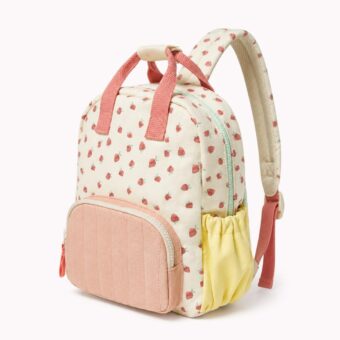 Offrez à votre enfant ce sac à dos maternelle enfant avec broderie fraise, pensé pour les premiers pas vers l'école. Son écrin écru orné de fraises brodées, sa poche frontale rose et ses filets jaunes composent un univers doux, pratique et facile à repérer en classe.