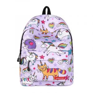 Fantástica mochila del mundo de los unicornios con varios colores y diseños diferentes y fondo blanco