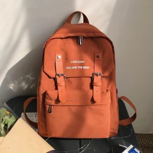 Nueva mochila juvenil de moda en marrón con fondo blanco