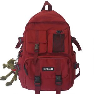 Moderna mochila de viaje roja con fondo blanco
